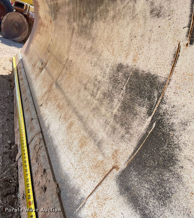 image for item MA9992 2000 Volvo WG  dump truck