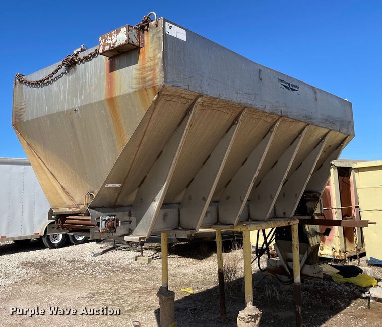 image for item MA9992 2000 Volvo WG  dump truck