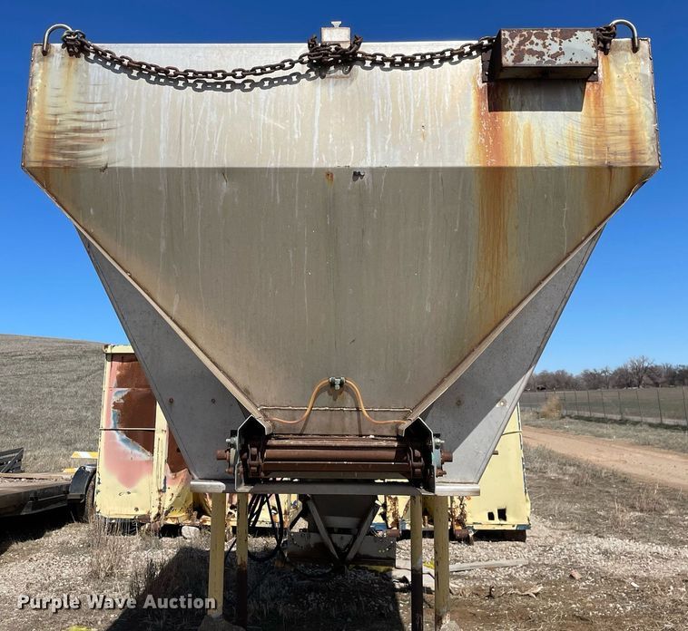 image for item MA9992 2000 Volvo WG  dump truck