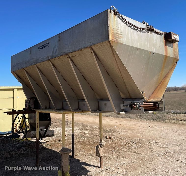 image for item MA9992 2000 Volvo WG  dump truck