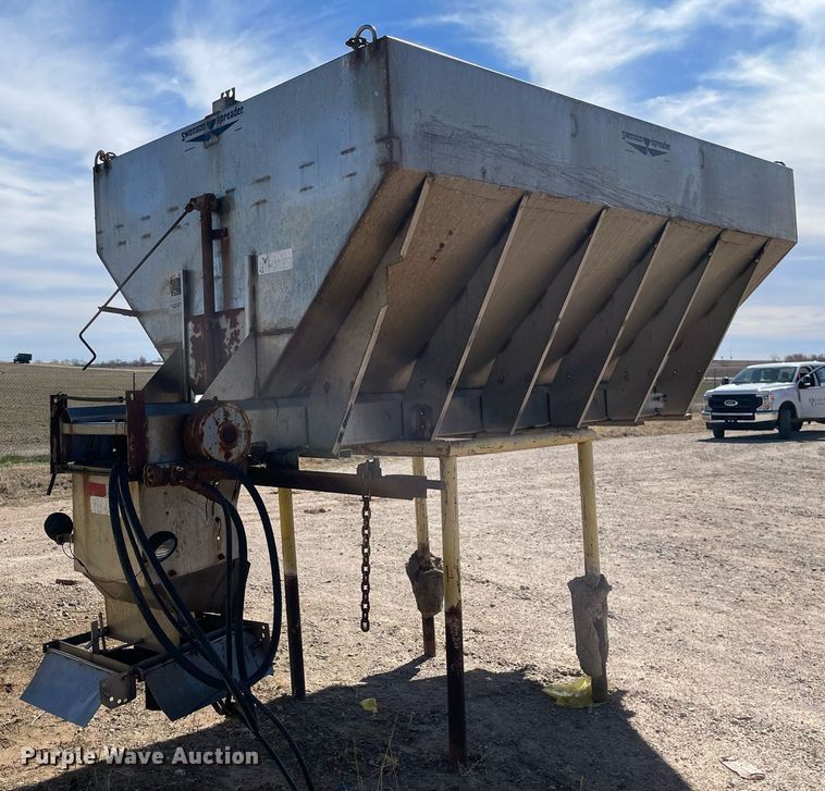 image for item MA9992 2000 Volvo WG  dump truck