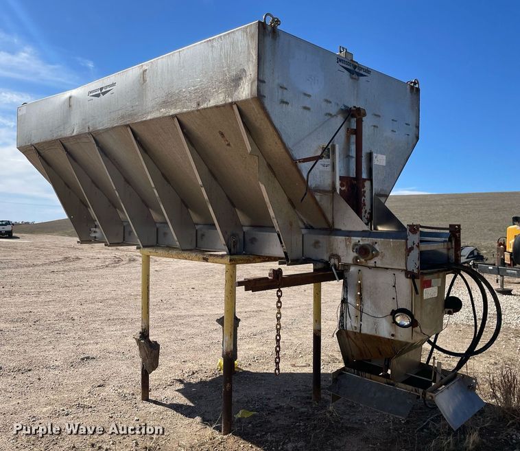 image for item MA9992 2000 Volvo WG  dump truck