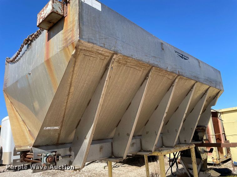 image for item MA9992 2000 Volvo WG  dump truck