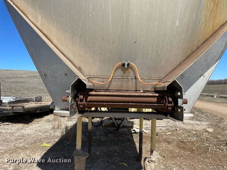 image for item MA9992 2000 Volvo WG  dump truck