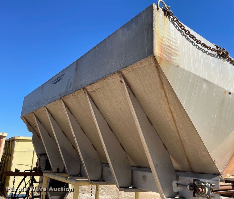 image for item MA9992 2000 Volvo WG  dump truck