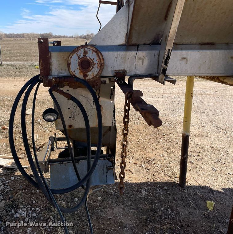 image for item MA9992 2000 Volvo WG  dump truck