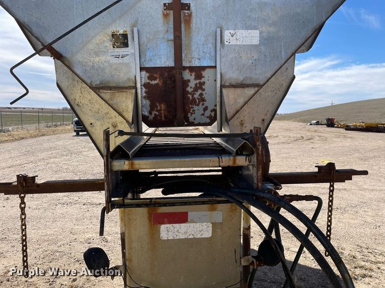 image for item MA9992 2000 Volvo WG  dump truck