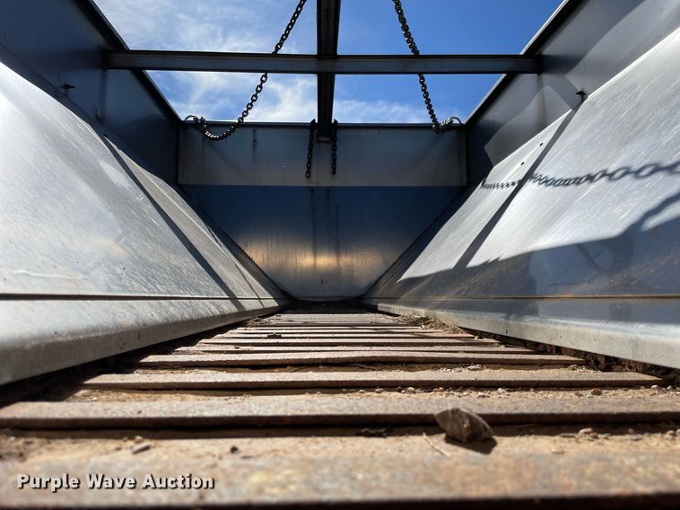 image for item MA9992 2000 Volvo WG  dump truck