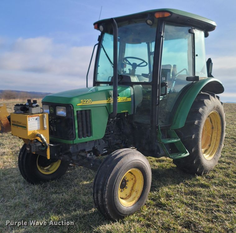 image for item MB9783 2003 John Deere 5220  tractor