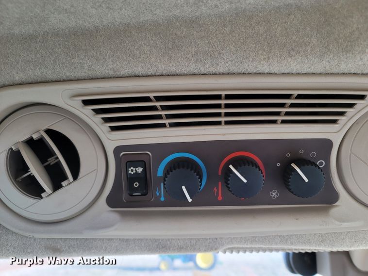 image for item MB9783 2003 John Deere 5220  tractor