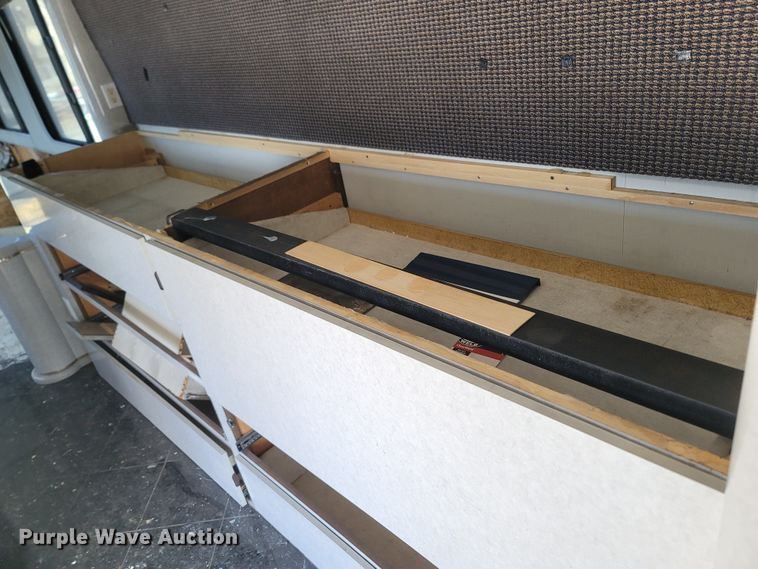 image for item MB9825 1998 Newell  RV