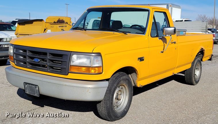 image for item MC9546 1995 Ford F150 XL  pickup truck