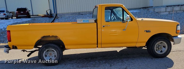 image for item MC9546 1995 Ford F150 XL  pickup truck
