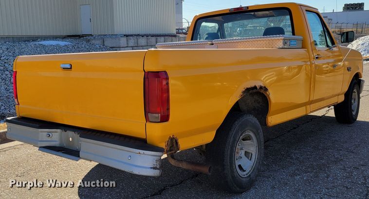 image for item MC9546 1995 Ford F150 XL  pickup truck