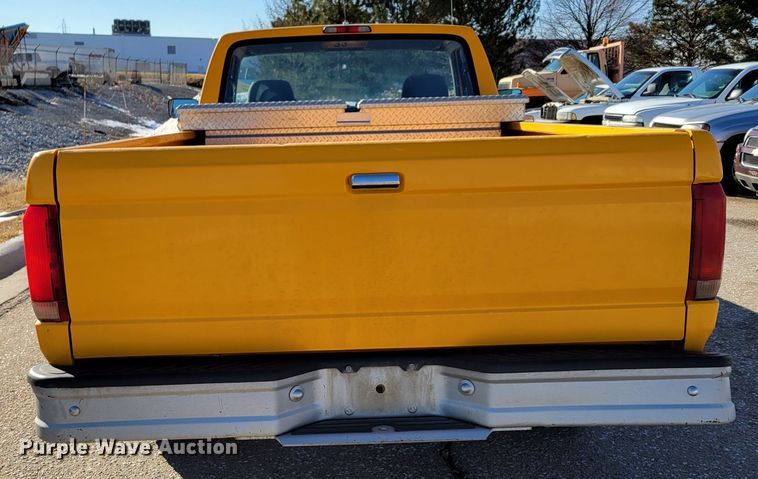 image for item MC9546 1995 Ford F150 XL  pickup truck