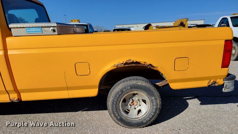 image for item MC9546 1995 Ford F150 XL  pickup truck