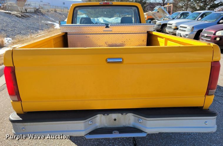 image for item MC9546 1995 Ford F150 XL  pickup truck