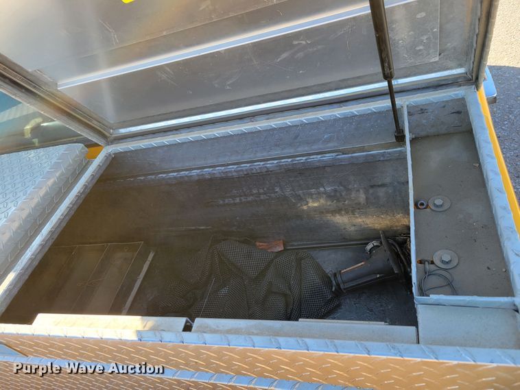 image for item MC9546 1995 Ford F150 XL  pickup truck