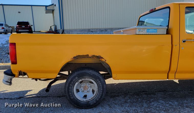image for item MC9546 1995 Ford F150 XL  pickup truck