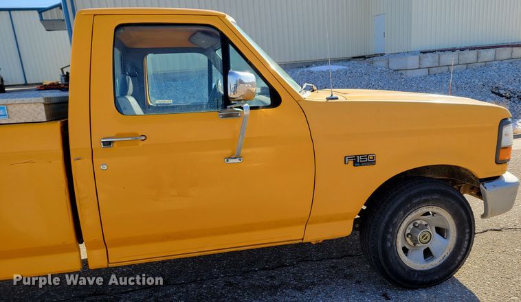 image for item MC9546 1995 Ford F150 XL  pickup truck