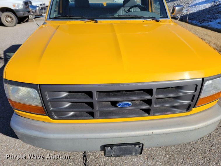 image for item MC9546 1995 Ford F150 XL  pickup truck