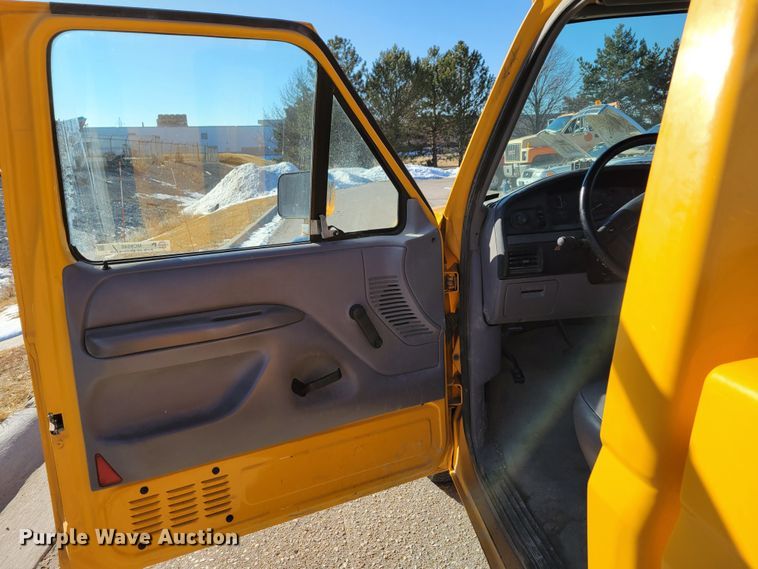 image for item MC9546 1995 Ford F150 XL  pickup truck