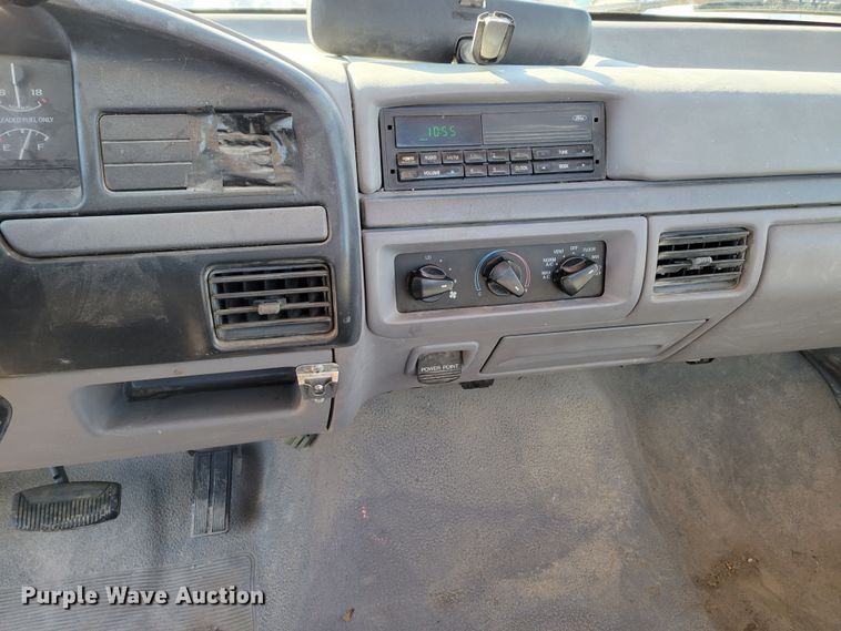 image for item MC9546 1995 Ford F150 XL  pickup truck