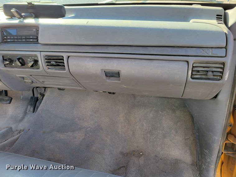 image for item MC9546 1995 Ford F150 XL  pickup truck