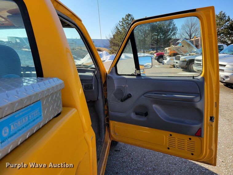 image for item MC9546 1995 Ford F150 XL  pickup truck