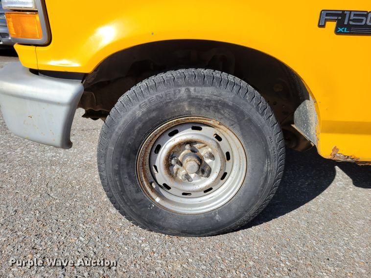 image for item MC9546 1995 Ford F150 XL  pickup truck