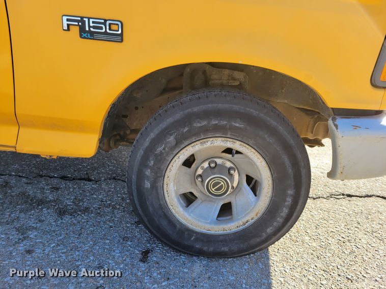 image for item MC9546 1995 Ford F150 XL  pickup truck