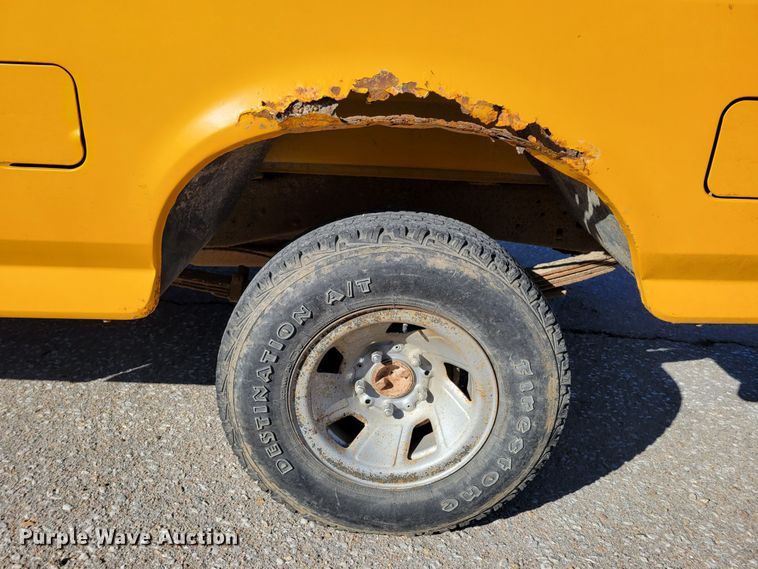 image for item MC9546 1995 Ford F150 XL  pickup truck