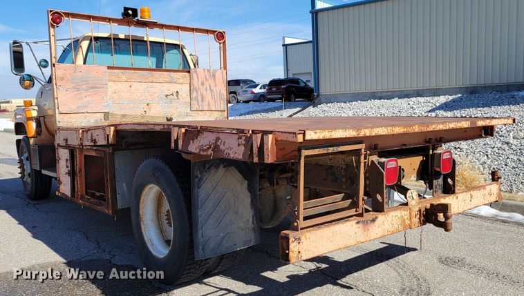 image for item MC9550 2000 GMC C6500  flatbed truck