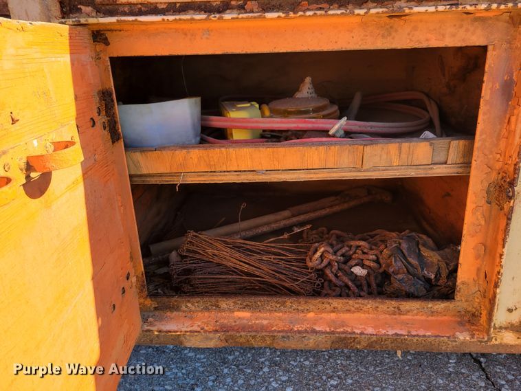 image for item MC9550 2000 GMC C6500  flatbed truck