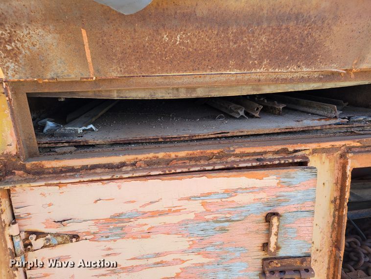 image for item MC9550 2000 GMC C6500  flatbed truck