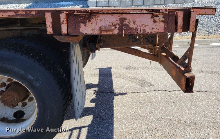 image for item MC9550 2000 GMC C6500  flatbed truck