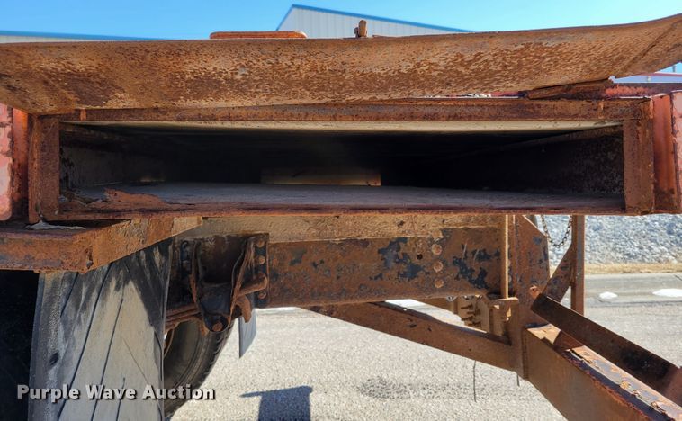 image for item MC9550 2000 GMC C6500  flatbed truck