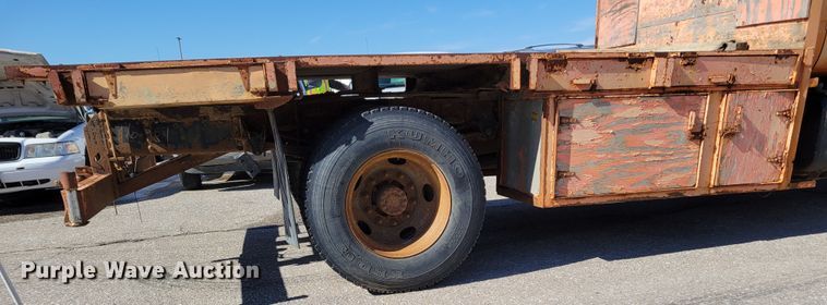 image for item MC9550 2000 GMC C6500  flatbed truck