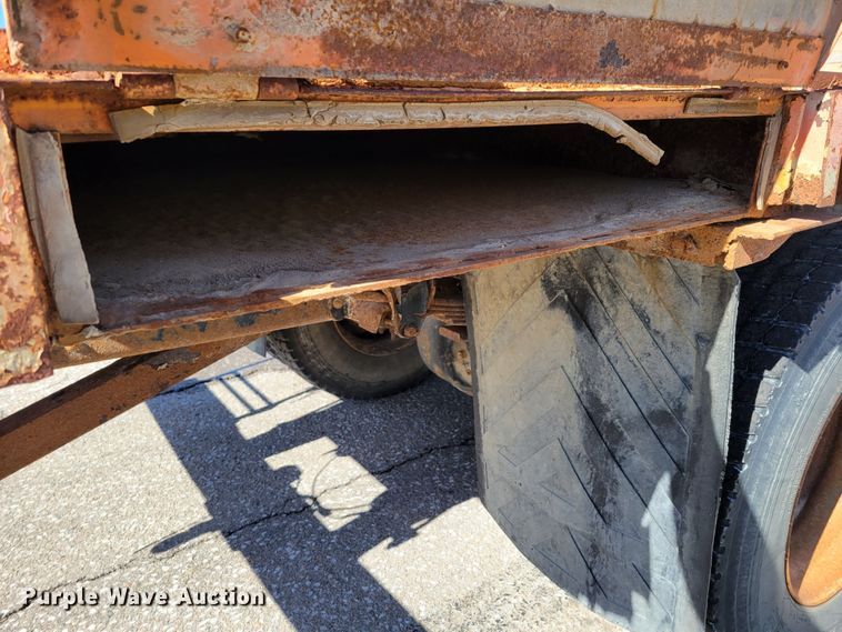 image for item MC9550 2000 GMC C6500  flatbed truck