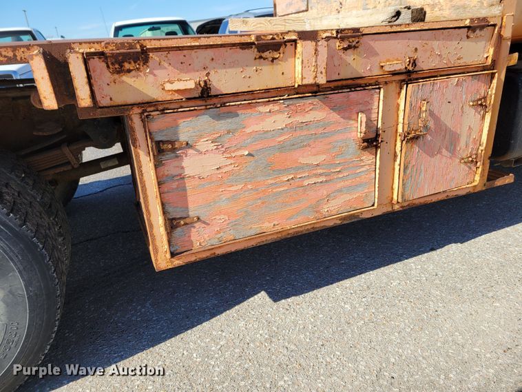 image for item MC9550 2000 GMC C6500  flatbed truck