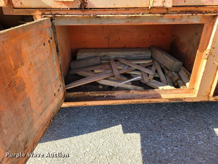 image for item MC9550 2000 GMC C6500  flatbed truck