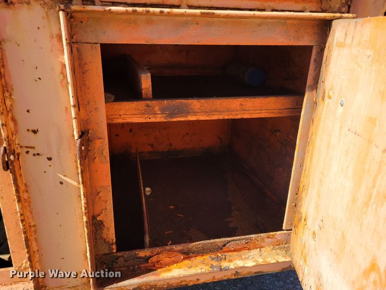 image for item MC9550 2000 GMC C6500  flatbed truck