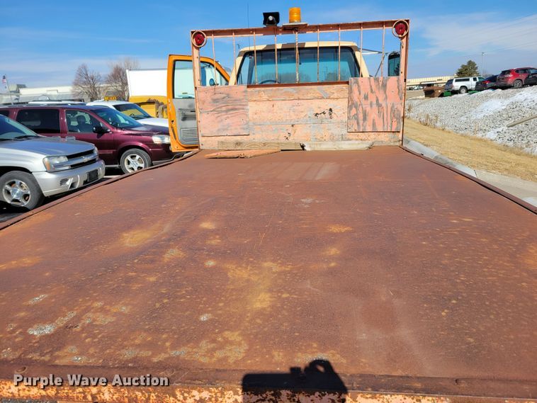 image for item MC9550 2000 GMC C6500  flatbed truck