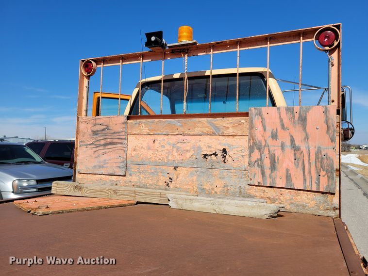 image for item MC9550 2000 GMC C6500  flatbed truck