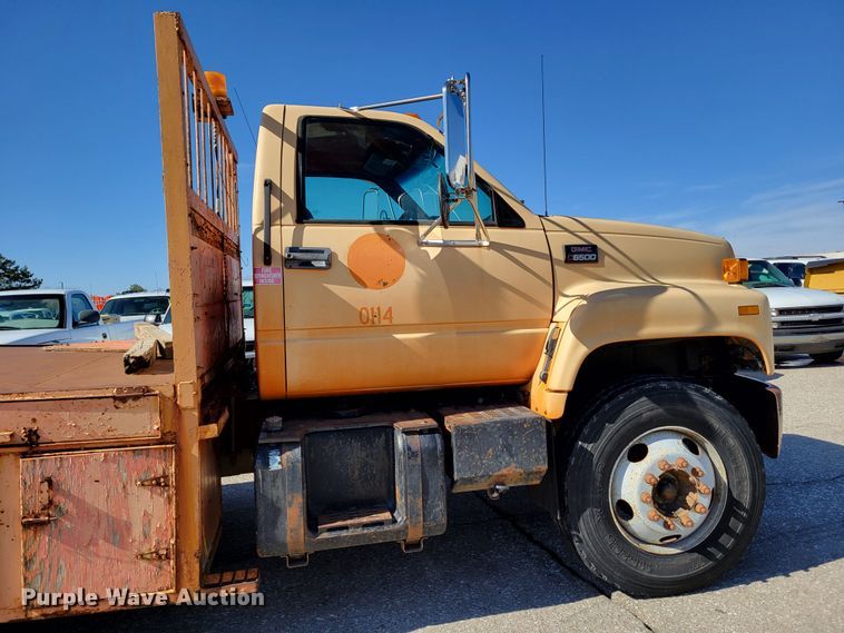 image for item MC9550 2000 GMC C6500  flatbed truck