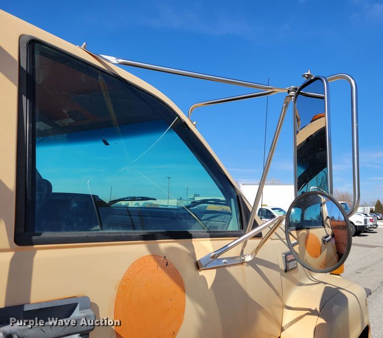 image for item MC9550 2000 GMC C6500  flatbed truck