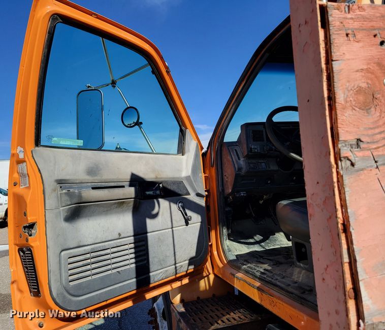 image for item MC9550 2000 GMC C6500  flatbed truck