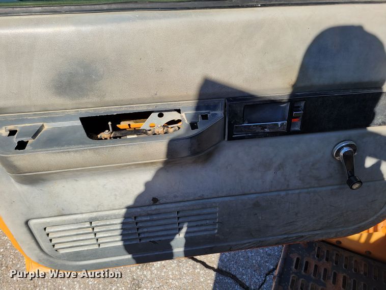 image for item MC9550 2000 GMC C6500  flatbed truck