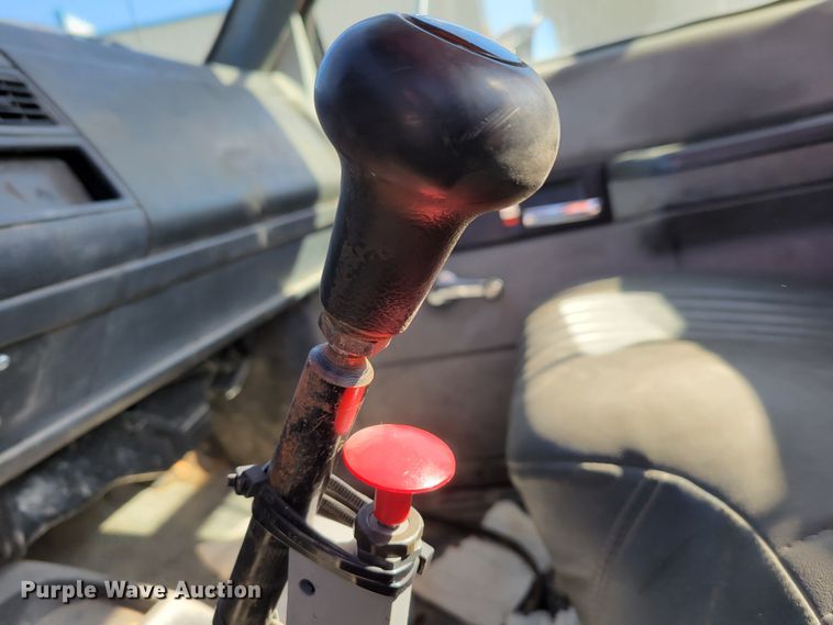 image for item MC9550 2000 GMC C6500  flatbed truck