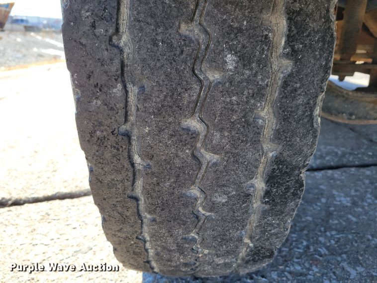 image for item MC9550 2000 GMC C6500  flatbed truck